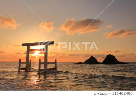 【福岡県】桜井二見ヶ浦の夫婦岩と白鳥居の夕焼け（糸島） 115408496
