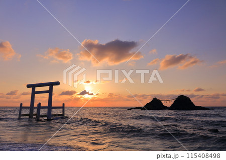 【福岡県】桜井二見ヶ浦の夫婦岩と白鳥居の夕焼け（糸島） 115408498