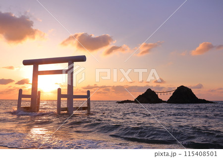 【福岡県】桜井二見ヶ浦の夫婦岩と白鳥居の夕焼け（糸島） 115408501