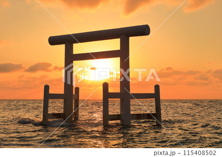 【福岡県】桜井二見ヶ浦の夫婦岩と白鳥居の夕焼け（糸島） 115408502