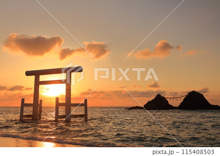 【福岡県】桜井二見ヶ浦の夫婦岩と白鳥居の夕焼け（糸島） 115408503