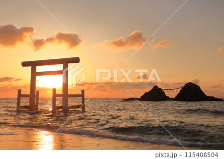 【福岡県】桜井二見ヶ浦の夫婦岩と白鳥居の夕焼け（糸島） 115408504