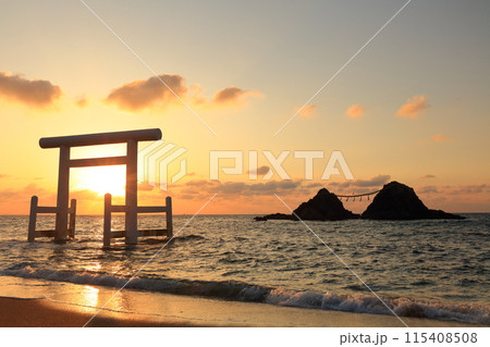 【福岡県】桜井二見ヶ浦の夫婦岩と白鳥居の夕焼け（糸島） 115408508