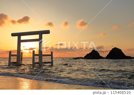 【福岡県】桜井二見ヶ浦の夫婦岩と白鳥居の夕焼け（糸島） 115408510
