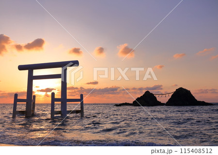 【福岡県】桜井二見ヶ浦の夫婦岩と白鳥居の夕焼け（糸島） 115408512