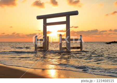 【福岡県】桜井二見ヶ浦の白鳥居の夕焼け(糸島) 【福岡県】桜井二見ヶ浦の白鳥居の夕焼け(糸島) 115408515