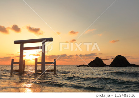【福岡県】桜井二見ヶ浦の夫婦岩と白鳥居の夕焼け（糸島） 115408516