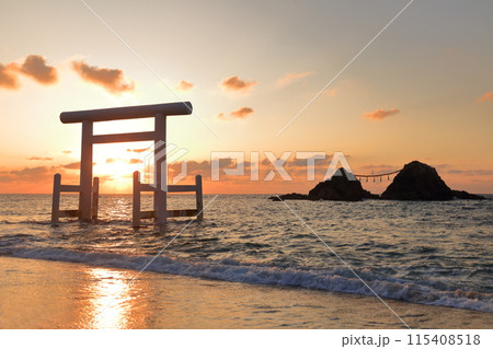 【福岡県】桜井二見ヶ浦の夫婦岩と白鳥居の夕焼け(糸島) 【福岡県】桜井二見ヶ浦の夫婦岩と白鳥居の夕焼け(糸島) 115408518