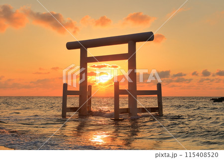 【福岡県】桜井二見ヶ浦の白鳥居の夕焼け（糸島） 115408520