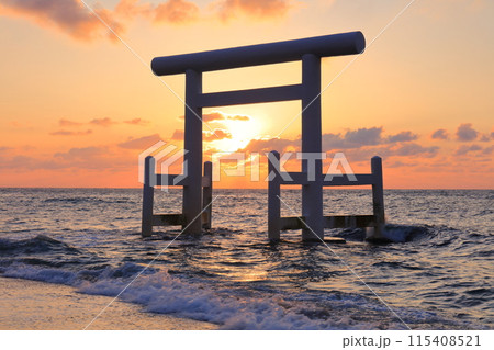 【福岡県】桜井二見ヶ浦の白鳥居の夕焼け（糸島） 115408521