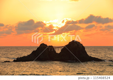 【福岡県】桜井二見ヶ浦の夫婦岩の夕焼け（糸島） 115408524