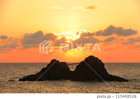 【福岡県】桜井二見ヶ浦の夫婦岩の夕焼け（糸島） 115408526