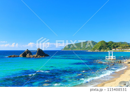 【福岡県】快晴の桜井二見ヶ浦の夫婦岩と白鳥居（糸島） 115408531