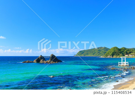 【福岡県】快晴の桜井二見ヶ浦の夫婦岩と白鳥居(糸島) 【福岡県】快晴の桜井二見ヶ浦の夫婦岩と白鳥居(糸島) 115408534