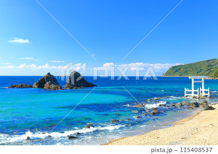 【福岡県】快晴の桜井二見ヶ浦の夫婦岩と白鳥居（糸島） 115408537