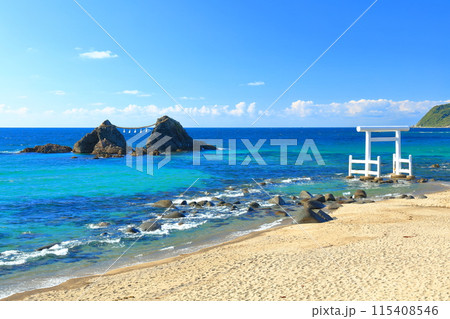 【福岡県】快晴の桜井二見ヶ浦の夫婦岩と白鳥居（糸島） 115408546