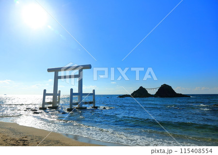 【福岡県】快晴の桜井二見ヶ浦の夫婦岩と白鳥居(糸島) 【福岡県】快晴の桜井二見ヶ浦の夫婦岩と白鳥居(糸島) 115408554