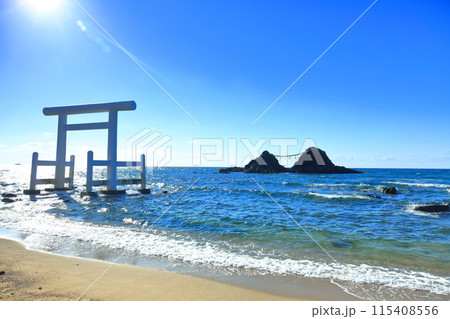 【福岡県】快晴の桜井二見ヶ浦の夫婦岩と白鳥居（糸島） 115408556