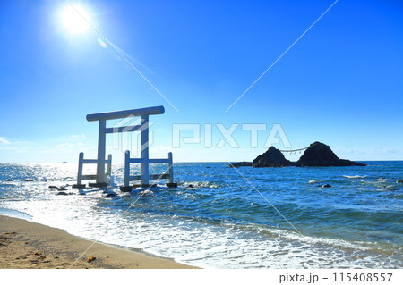 【福岡県】快晴の桜井二見ヶ浦の夫婦岩と白鳥居（糸島） 115408557