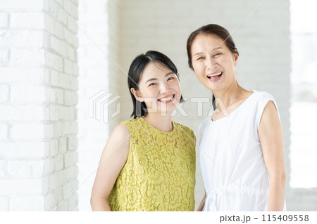 シニア女性と娘のポートレート シニア女性と娘のポートレート 115409558