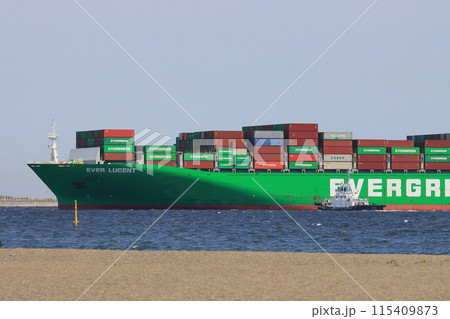 コンテナ埠頭に停泊する大型貨物船 コンテナ埠頭に停泊する大型貨物船 115409873