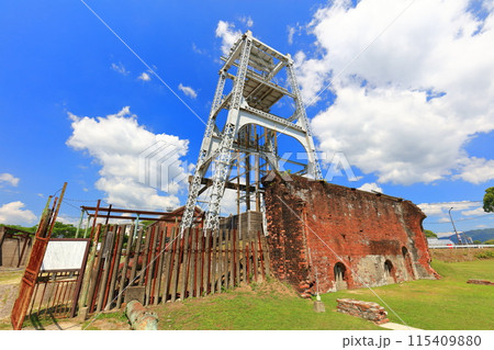 【福岡県】快晴の三井三池炭鉱宮原坑の第二竪坑櫓（明治日本の産業革命遺産） 115409880