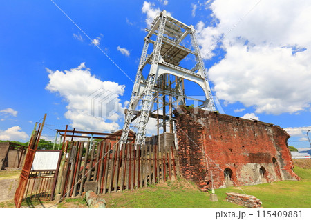 【福岡県】快晴の三井三池炭鉱宮原坑の第二竪坑櫓（明治日本の産業革命遺産） 115409881