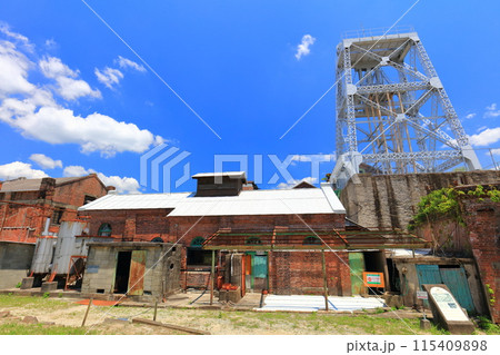 【熊本県】快晴の三井三池炭鉱万田坑の第二竪坑櫓（明治日本の産業革命遺産） 115409898