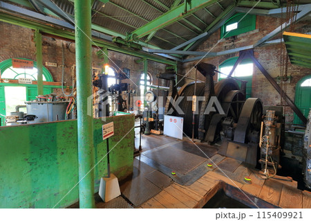 【熊本県】快晴の三井三池炭鉱万田坑の第二竪坑櫓の巻揚機室（明治日本の産業革命遺産） 115409921