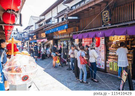 「東京都」観光客で賑わう豊洲千客万来の風景 「東京都」観光客で賑わう豊洲千客万来の風景 115410429