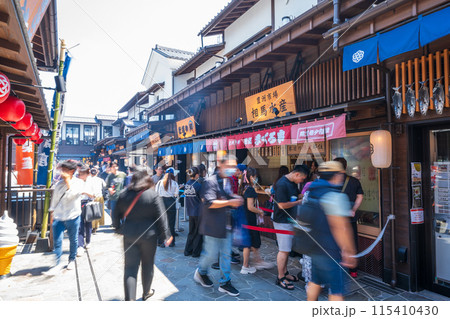 「東京都」観光客で賑わう豊洲千客万来の風景 115410430