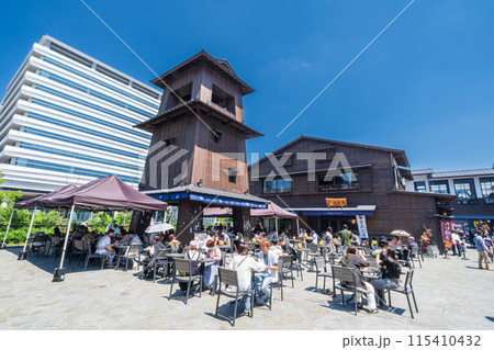 「東京都」観光客で賑わう豊洲千客万来の風景 「東京都」観光客で賑わう豊洲千客万来の風景 115410432