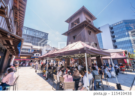 「東京都」観光客で賑わう豊洲千客万来の風景 115410438
