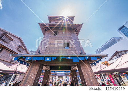 「東京都」観光客で賑わう豊洲千客万来の風景 「東京都」観光客で賑わう豊洲千客万来の風景 115410439