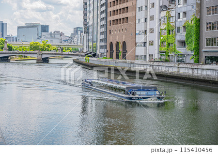 中之島公園そばの土佐堀川を航行するアクアライナー 中之島公園そばの土佐堀川を航行するアクアライナー 115410456
