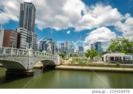 中之島公園とオフィス街の風景　大阪市 115410479
