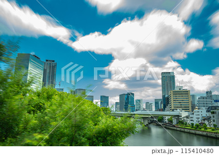 中之島公園とオフィス街の風景 大阪市 中之島公園とオフィス街の風景 大阪市 115410480