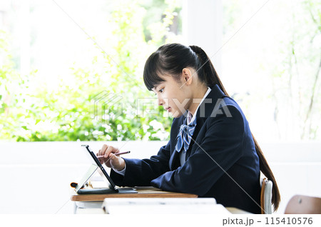教室で勉強する女子中学生 教室で勉強する女子中学生 115410576