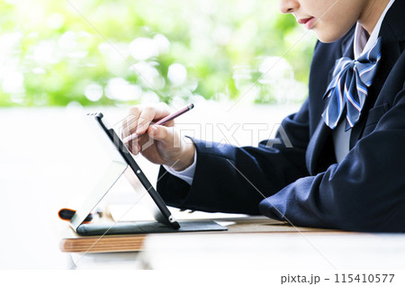 タブレットで勉強する中学生の手元 115410577