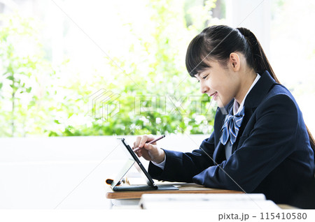 教室で勉強する女子中学生 教室で勉強する女子中学生 115410580