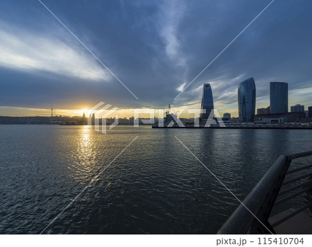 アゼルバイジャン・バクーのベイサイドから眺める夕景 / Baku bay, Azerbaijan 115410704