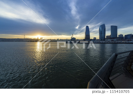 アゼルバイジャン・バクーのベイサイドから眺める夕景 / Baku bay, Azerbaijan アゼルバイジャン・バクーのベイサイドから眺める夕景 / Baku bay, Azerbaijan 115410705