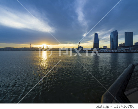 アゼルバイジャン・バクーのベイサイドから眺める夕景 / Baku bay, Azerbaijan 115410706