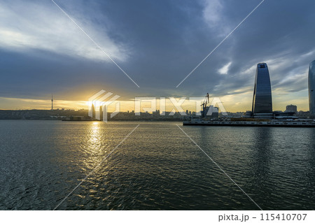 アゼルバイジャン・バクーのベイサイドから眺める夕景 / Baku bay, Azerbaijan 115410707