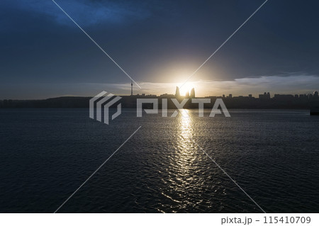 アゼルバイジャン・バクーのベイサイドから眺める夕景 / Baku bay, Azerbaijan 115410709