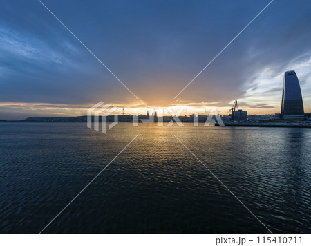アゼルバイジャン・バクーのベイサイドから眺める夕景 / Baku bay, Azerbaijan 115410711