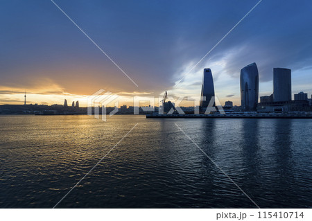 アゼルバイジャン・バクーのベイサイドから眺める夕景 / Baku bay, Azerbaijan 115410714