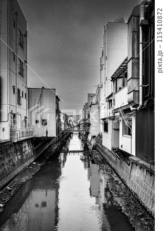 昭和の感じが残る川と住居 昭和の感じが残る川と住居 115410872