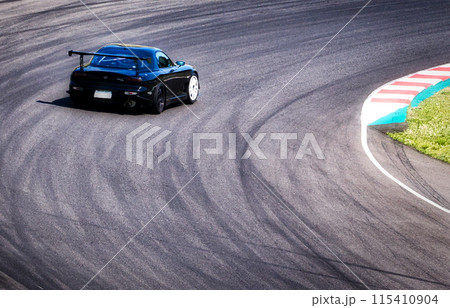 サーキットコースを走るスポーツカー サーキットコースを走るスポーツカー 115410904