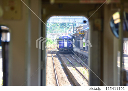 えちごトキめき鉄道妙高はねうまラインの上越妙高駅から直江津駅までの車窓風景(2022年夏) 115411101